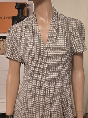 Express Black and White Geometric V-Neck Short Sleeve Top